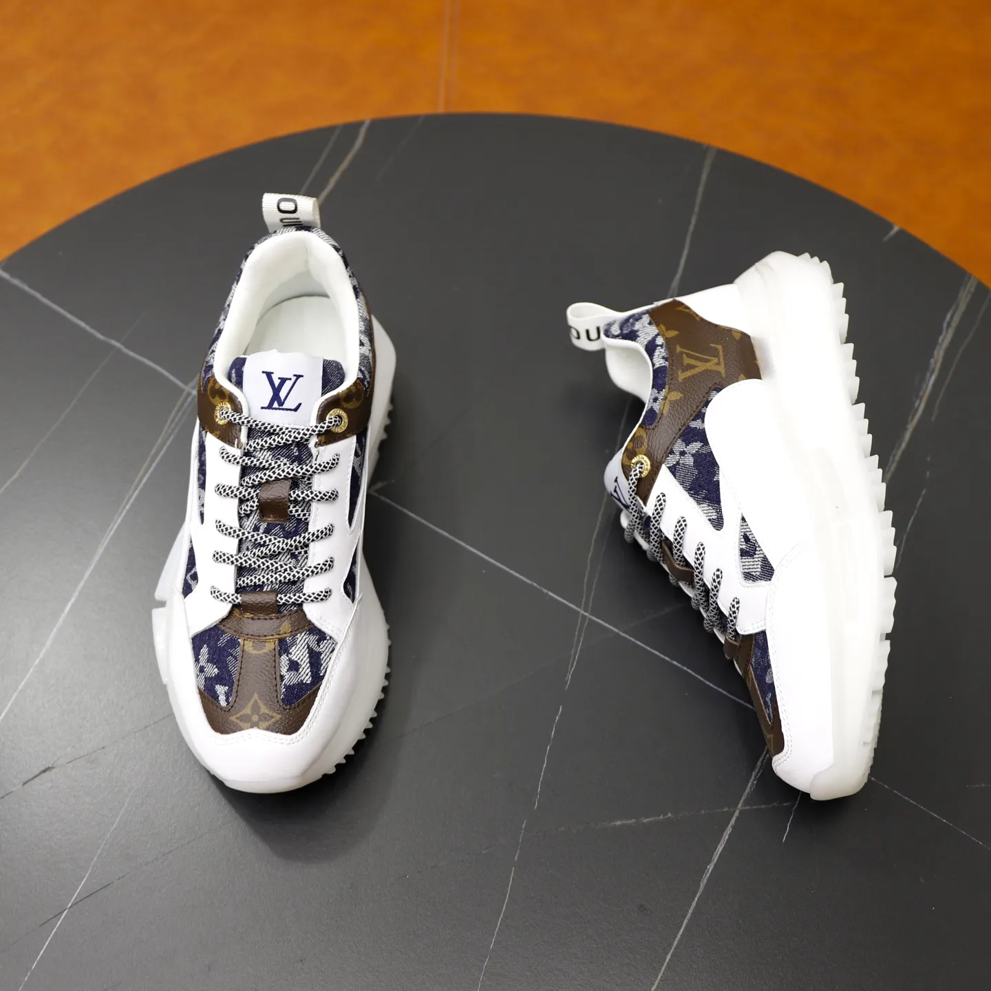 Ex-factory price: 462💰🙅‍♂️🙅‍♂️🙅‍♂️ Brand: LV Louis Vuitton Standard code: 38-44 (45 customized) Grade: Same as the official website Material: Original material splicing Comfortable and breathable lining Lightweight and wear-resistant sports outsole Style category: Men's fashionable casual shoes Running sneakers Distinguished luxury brand elements Top luxury Color: actual picture color